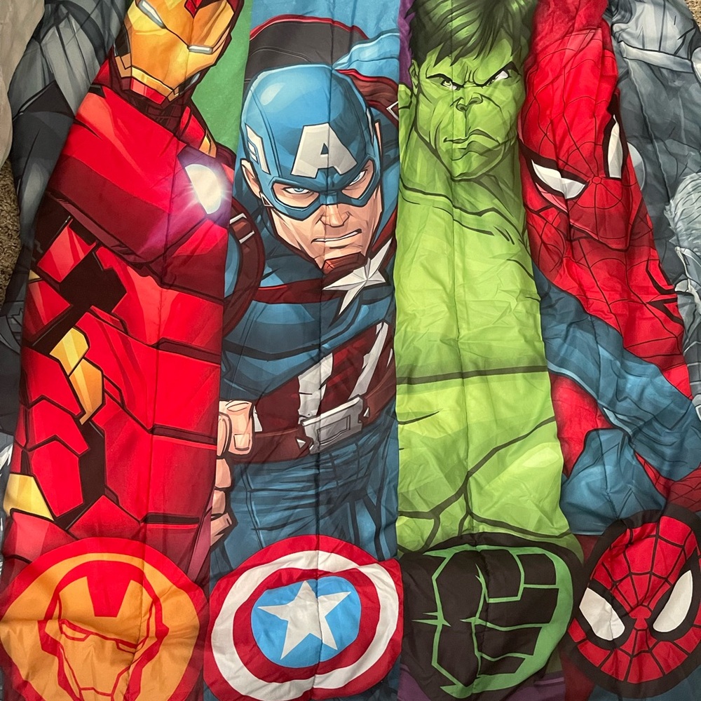 EUC Marvel Avengers Twin Bedding Set - Red, Blue, Green